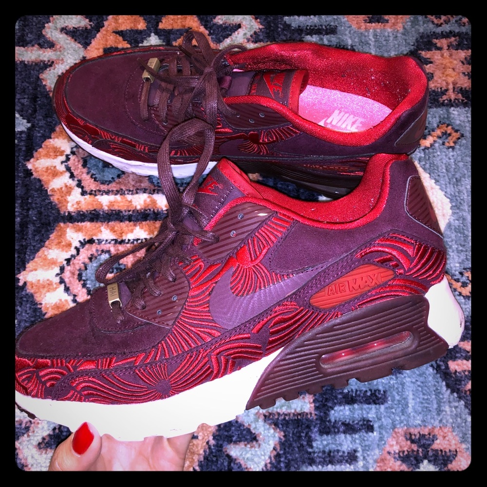 WOMENS NIKES AIR MAX 90 FLORAL PRINT. SIZE 8